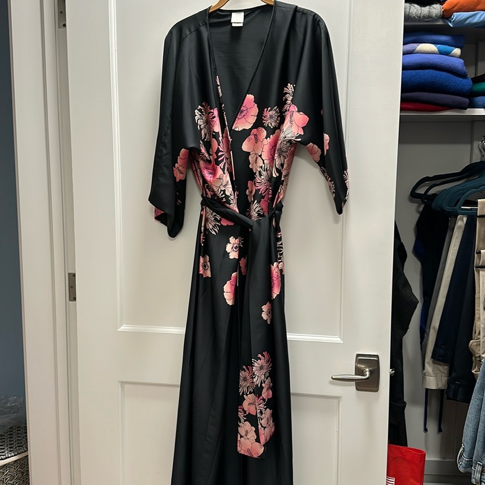 Natori black and peach kimono style long robe